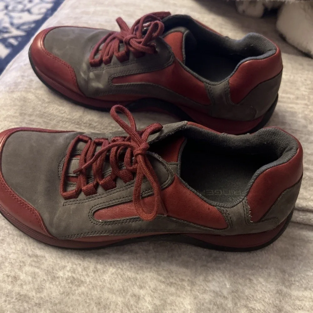 Clarks Springers Womens 9 Red Leather Low Top Walking Shoes